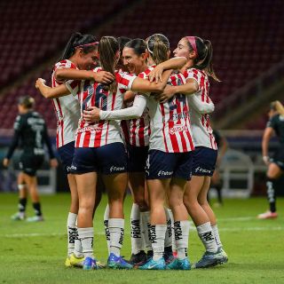 Chivas Femenil sacude la presión y apalea a Santos