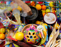 En la actualidad, algunos optan por utilizar alimentos no perecederos o productos artificiales que imitan a los originales, como el pan de muerto o las calaveras de azúcar, que no se descomponen tan rápidamente. CANVA