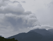 Las autoridades establecieron un radio de exclusión en torno a los 7 kilómetros sobre el volcán. AP / ARCHIVO