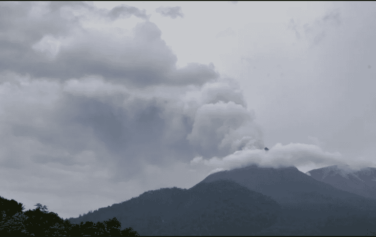 Las autoridades establecieron un radio de exclusión en torno a los 7 kilómetros sobre el volcán. AP / ARCHIVO
