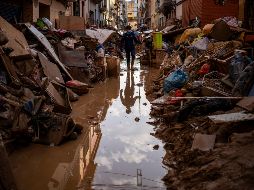 Miles de voluntarios están ayudando a los afectados a limpiar las calles y a llevar suministros básicos. AP / E. MORENATTI