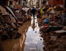 Miles de voluntarios están ayudando a los afectados a limpiar las calles y a llevar suministros básicos. AP / E. MORENATTI