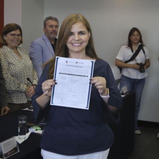 Obtiene Karla Planter su registro oficial como candidata a rectora de UdeG