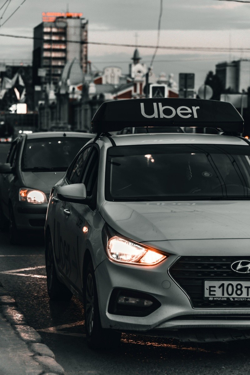 Rumores apuntan a que la multinacional de transporte, Uber, podía salir de operaciones de México.&nbsp;UNSPLASH/ Viktor Avdeev