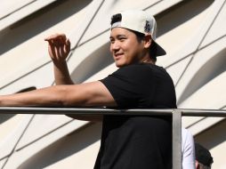 Shohei Ohtani, pelotero japones de los Dodgers de Los Ángeles, agradece al público durante el desfile para conmemorar el título, el viernes 1 de noviembre. AP /K. Gong