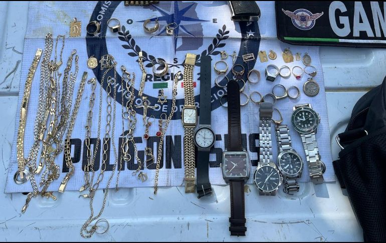 Les aseguraron una pistola aparentemente calibre .380 milímetros con cinco tiros útiles, además de que recuperaron seis relojes y joyería que presuntamente robaron de la vivienda en la colonia Arandas. CORTESÍA / Policía de Guadalajara