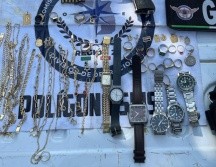 Les aseguraron una pistola aparentemente calibre .380 milímetros con cinco tiros útiles, además de que recuperaron seis relojes y joyería que presuntamente robaron de la vivienda en la colonia Arandas. CORTESÍA / Policía de Guadalajara