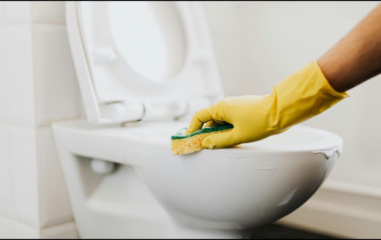 La sal gruesa puede eliminar el sarro y mantener tu inodoro libre de bacterias. PEXELS