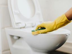 La sal gruesa puede eliminar el sarro y mantener tu inodoro libre de bacterias. PEXELS