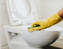 La sal gruesa puede eliminar el sarro y mantener tu inodoro libre de bacterias. PEXELS