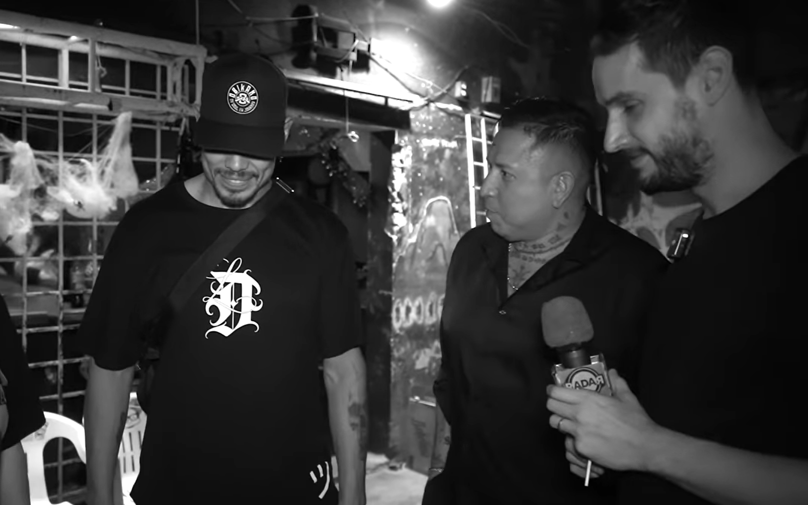 El polémico comediante fue abordado por un extraño en un bar mientras grababa el último episodio de Radar. ESPECIAL / YouTube @adrianm10