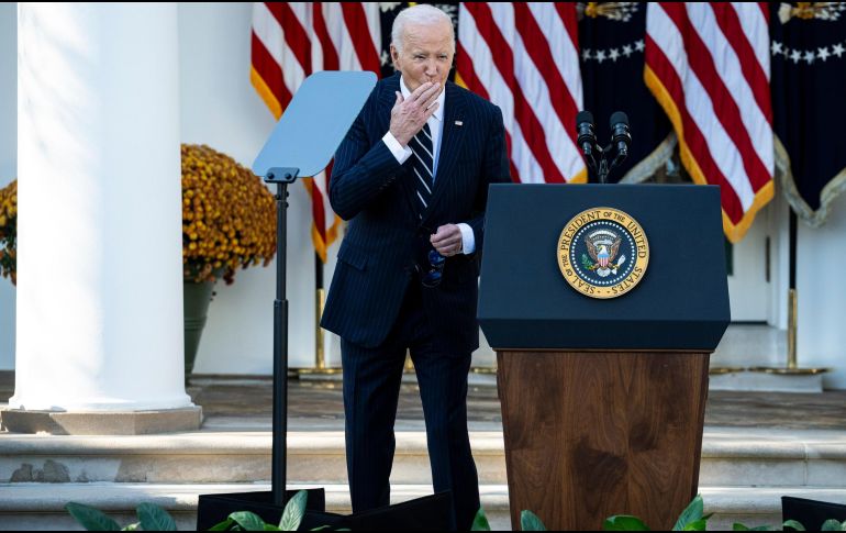 El presidente Joe Biden dio un discurso de apenas siete minutos, solo en el podio. EFE / G. Sloan