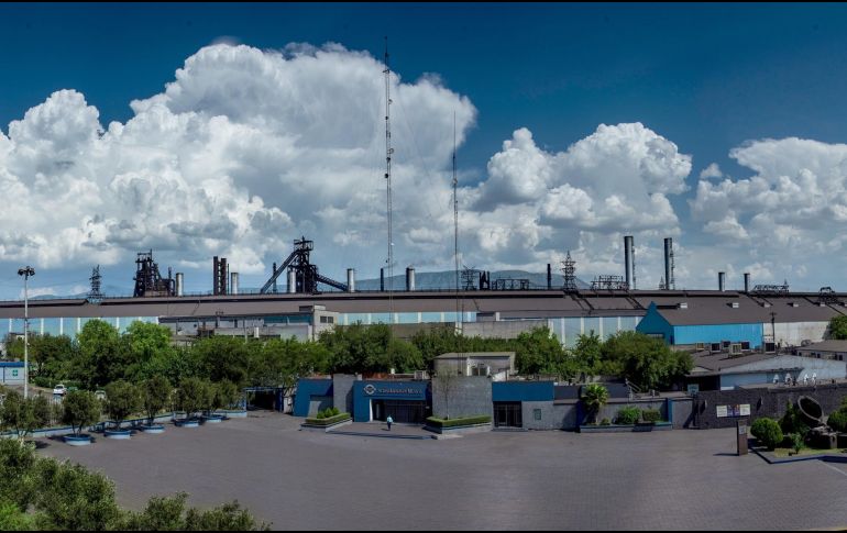 La siderúrgica requería de al menos 900 millones de dólares de inversión para reactivar en su totalidad sus operaciones y para pagar deudas con Pemex, la CFE, trabajadores y acreedores. Facebook / AHMSA