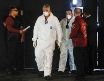 Fotografía de los médicos forenses que atendieron el caso del exintegrante de la banda One Direction, Liam Payne. EFE/ J. Roncoroni