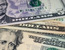 La reciente caída en el valor del dólar frente al peso ha generado especulaciones sobre los factores que podrían estar influyendo en esta tendencia. Unsplash