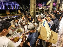 Desde las 20:00 hasta las 23:00 horas Francisco y su grupo regala café, galletas, pan dulce y cena. EL INFORMAADOR/A.NAVARRO