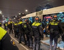 La policía intervino varias veces durante la noche proteger a los seguidores israelíes y escoltarlos a los hoteles. EFE/EPA/VLN Nieuws