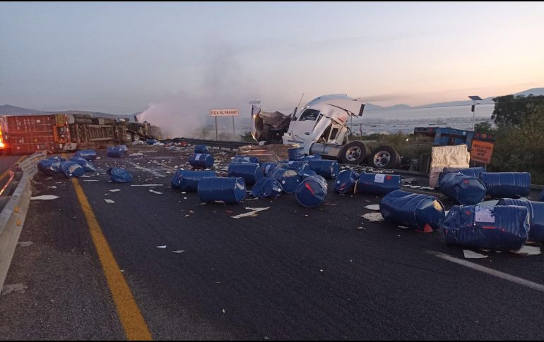 La Unidad Estatal de Protección Civil informó que se trató de un choque por alcance entre dos tractocamiones. ESPECIAL