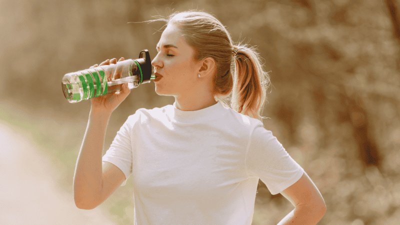  Es posible que debas ajustar tu ingesta total de líquidos según diversos factores. PEXELS/  Gustavo Fring