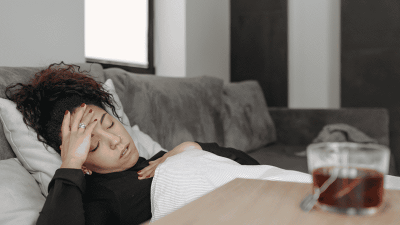  Si tu salud es deficiente y tienes alguna afección como diarrea, fiebre, vómito etc. Lo normal es que pierdas muchos líquidos. PEXELS/ Pavel Danilyuk