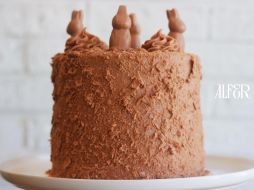 CONEJITO ALFER: Capas de suave pan de vainilla, bizcocho de chocolate, cremoso cheesecake y una irresistible base de blondie brownie con nueces, todo entre capas de un delicioso mousse de Conejos Turín. En su exterior, una cremosa ganache de chocolate, rebozado con más chocolate con leche, y coronado con encantadores Conejos. Un pastel único que une lo mejor de ambos mundos: Alfer y Turín.