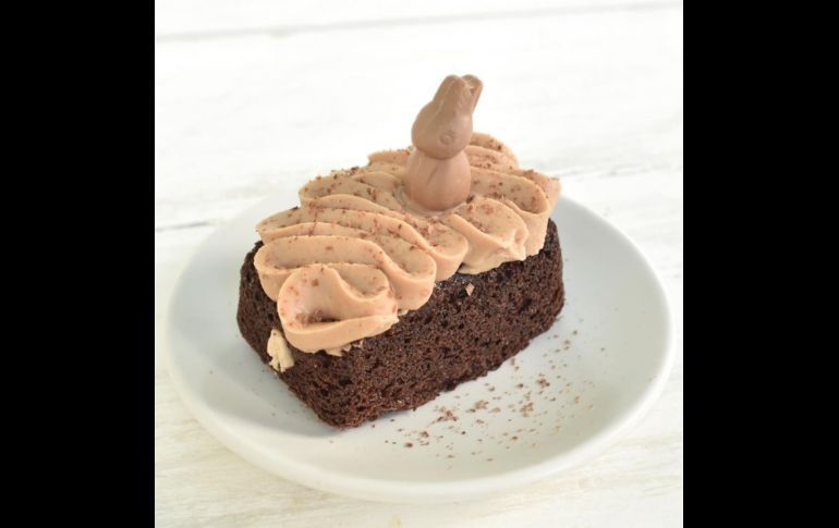 Piggy Back: bizcocho de chocolate relleno y coronado con ganache de chocolate conejos y ralladura de chocolate amargo.