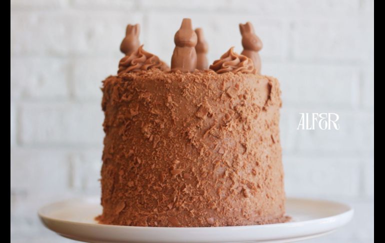 Conejito Alfer: Capas de suave pan de vainilla, bizcocho de chocolate, cremoso cheesecake y una irresistible base de blondie brownie con nueces, todo entre capas de un delicioso mousse de Conejos Turín. En su exterior, una cremosa ganache de chocolate, rebozado con más chocolate con leche, y coronado con encantadores Conejos. Un pastel único que une lo mejor de ambos mundos: Alfer y Turín.