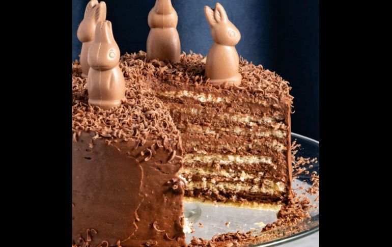 Pale Bakery- Pastel de conejito Turín: Crepe cake con capas de pan de vainilla y crema con chocolate conejito Turin®.