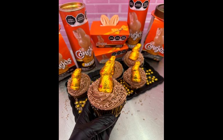 Taide's Cupcakes: Cupcake de chocolate Relleno chocolate Conejito Turín, betún de chocolate con ralladura de Conejito Turín.  Topping: Brillantina comestible dorada y un conejito Turín.