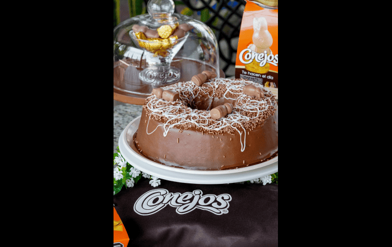 Pastelería Ok- Rosca Conejito Turín: Deliciosa rosca de chocolate decorada con conejitos Turin, acompañada de un ganache extra en el centro.