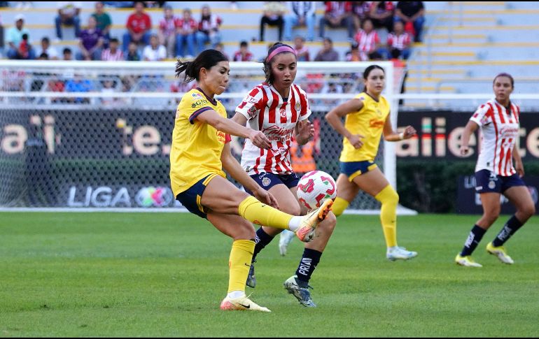 En el duelo de Ida por los Cuartos de Final del Apertura 2024 de la Liga MX Femenil, las Chivas no lograron frenar la maldición que se cargan cada que enfrentan al América y fueron ampliamente superadas, tanto en el terreno de juego, como en el marcador final de 1-4. IMAGO7