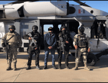 El detenido, junto con las armas y otros objetos confiscados, fue trasladado a las instalaciones de la FGR en Hermosillo, Sonora. ESPECIAL/X/ @SEDENAmx