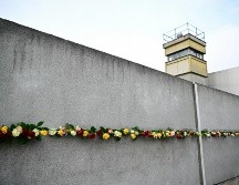 La caída del Muro, símbolo de la Guerra Fría y la división entre el bloque occidental y el soviético, allanó el camino para el colapso del comunismo en Europa del Este y la reunificación de Alemania un año después. AFP / T. Schwarz