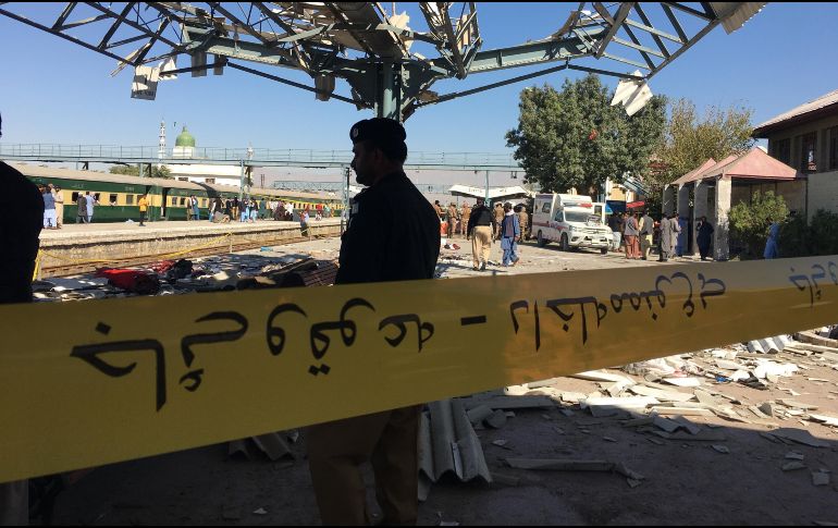 Las autoridades de seguridad paquistaníes inspeccionan el lugar de la explosión en una estación de tren en Quetta, Baluchistán, Pakistán. EFE/ F. Ahmed