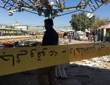 Las autoridades de seguridad paquistaníes inspeccionan el lugar de la explosión en una estación de tren en Quetta, Baluchistán, Pakistán. EFE/ F. Ahmed