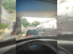 El siniestro vehicular ocasionó tráfico detenido en Calzada Lázaro Cárdenas. ESPECIAL.