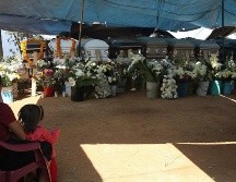 Familiares y amigos de las 11 víctimas encontradas en un vehículo la noche del pasado miércoles, realizan un funeral colectivo este sábado en la comunidad de Chautipan, municipio de Chilpancingo. EFE/J. De la Cruz