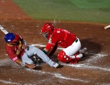 David Rodríguez se barre en home para marcar una de las carreras de los venezolanos. EFE/F. Guasco