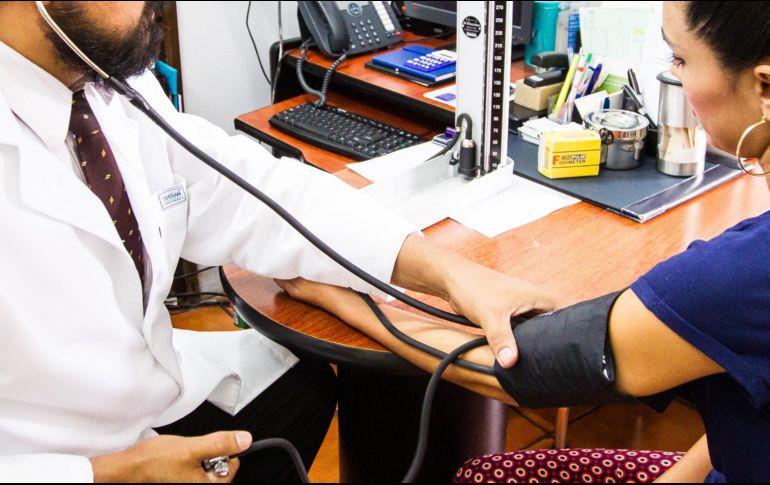 Hay instituciones como el Registro Nacional de Profesionistas, la Comisión de Arbitraje Médico o la Cofepris, que garantizan la certificación de los trabajadores del sector salud. EL INFORMADOR/Archivo