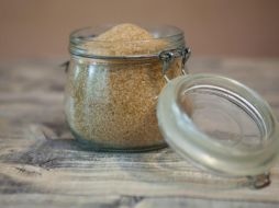 Este tipo de azúcar se obtiene del jugo de la caña de azúcar, que se cristaliza y se separa parcialmente de la melaza. Pixabay