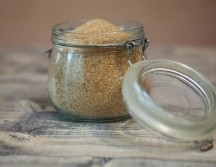 Este tipo de azúcar se obtiene del jugo de la caña de azúcar, que se cristaliza y se separa parcialmente de la melaza. Pixabay