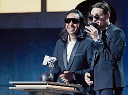 El cantante mexicano Peso Pluma pronuncia un discurso tras aceptar el premio al Mejor artista latino durante los MTV Europe Music Awards. AFP