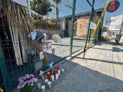 Veladoras y flores fueron colocados por ciudadanos al exterior del bar. ESPECIAL