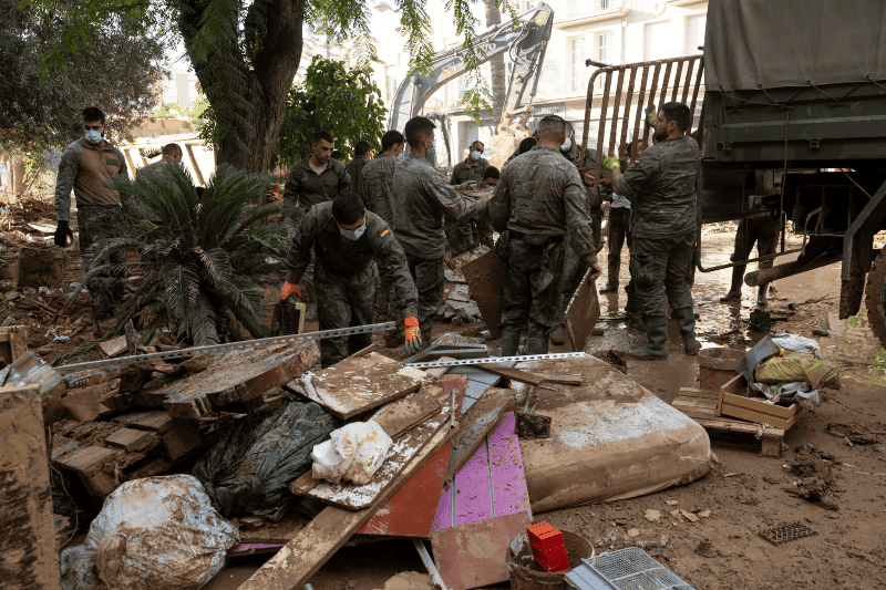 Una cantidad grande de soldados, policías, guardias civiles y servicios de emergencia continúan arreglando las infraestructuras acabadas por el lodo. &nbsp;EFE/ J. Zapata