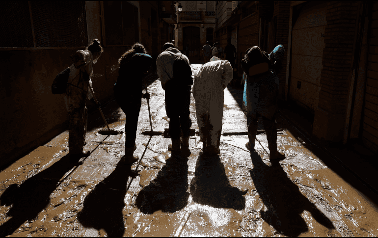 Ofreciendo apoyo y buscando aún a decenas de personas desaparecidas tras la devastación. EFE/ J. Zapata