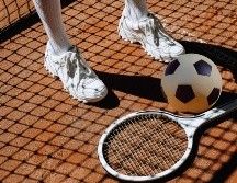 El exdelantero tiene claro que su principal objetivo que tiene con la raqueta es pasarlo bien. ESPECIAL / CANVA