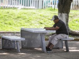 Sugieren hacer movimientos simples como estirar y doblar las piernas antes de ponerse de pie para mejorar la circulación. EL INFORMADOR / ARCHIVO