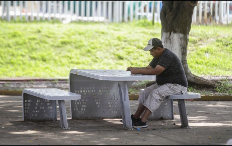 Sugieren hacer movimientos simples como estirar y doblar las piernas antes de ponerse de pie para mejorar la circulación. EL INFORMADOR / ARCHIVO