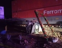 El choque de un vehículo particular contra el ferrocarril en Amatitán dejó saldo de tres personas fallecidas. ESPECIAL