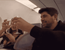 El chico narra en el video, como se decide a tener una cena con la mujer. ESPECIAL.